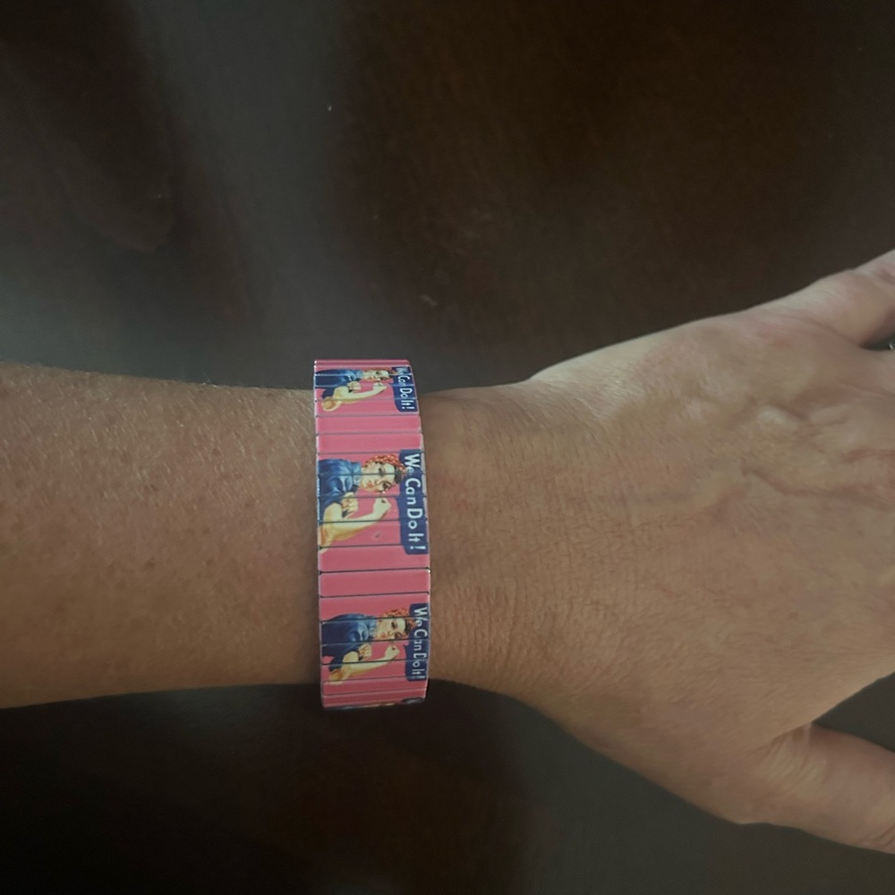 Pink stretchy metal bracelet with Graphic Design